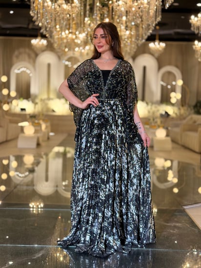 فستان سهرة فاخر تألقي بفستان سهرة ملكي أسود مزين بترتر لامع تصميم فاخر بلمعة فضية ساحرة
