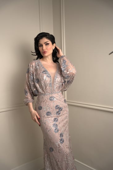 فستان سهرة وردي فاتح مطرز بالخرز باللون الرصاصي