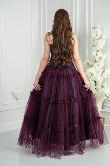 فستان سهرة أصفر فاتح أوف شولدر يقدّم نعومة مشمسة بحضور راقٍ.