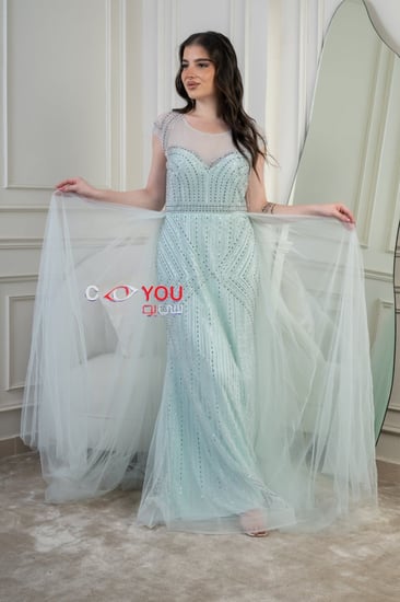 فستان سهرة سماوي راقٍ بتصميم مطرز وتنورة من التول المنسدل