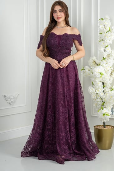 فستان سهرة برقندي دانتيل بلمعة رقيقة يقدّم مزيجًا مدهشًا من الرقي