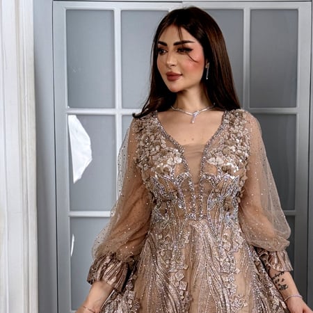 فستان سهرة فاخر مطرز بالترتر والزهور بتصميم ملكي أنيق وفاخر