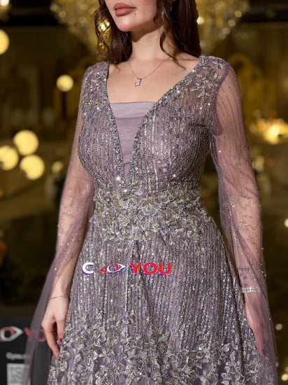 فستان سهرة موف مطرّز بقصّة خصر ورقبة V وأكمام شفافة مع شال جانبي.