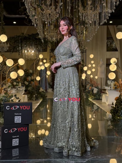 فستان سهرة بخيوط الزيتي مرصع، يسرق كل الأنظار