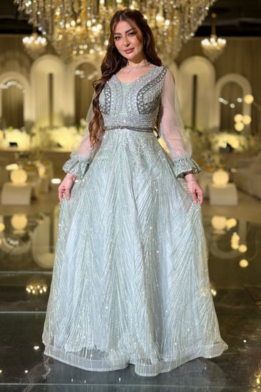 فستان سهرة زيتوني طويل بتطريز لامع وأكمام شفافة منفوشة