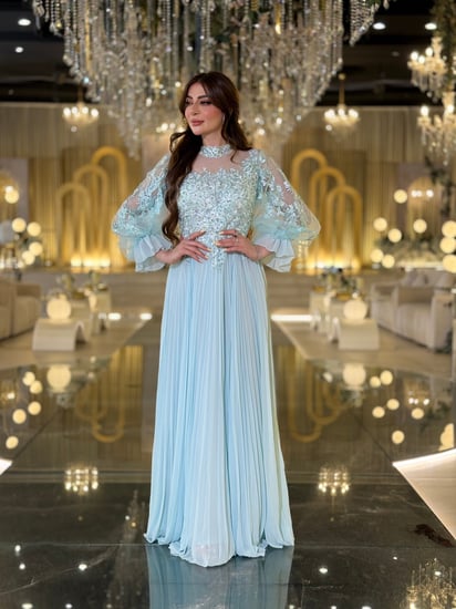 فستان سهرة سماوي فاخر بتفاصيل شفافة وتطريز ناعم