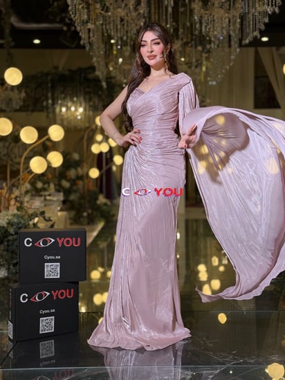 فستان سهرة وردي فاتح لامع بقصة فاخرة.