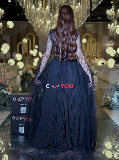 فستان سهرة تألقي بسحرٍ لا يُقاوم مع هذا الفستان الأسود الراقي