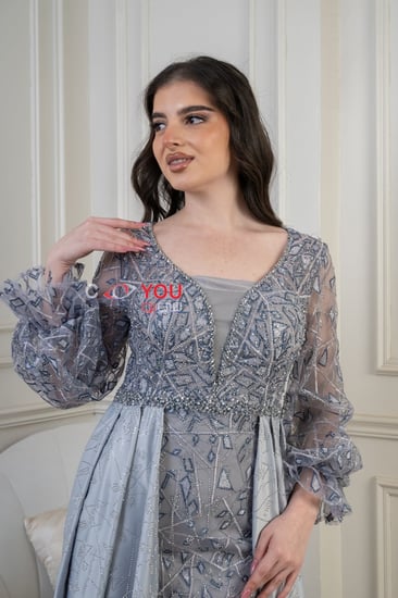 فستان سهرة ملكي بلون فضي مطرز بكاب فاخر وأكمام شفافة