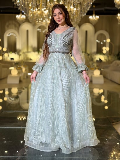 فستان سهرة أزرق متدرج طويل بتطريز خصر وأكمام طويلة