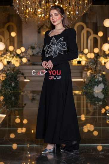 فستان سهرة نسائي أسود واسع مطرز بالورود الفضية اللامعة بكم طويل