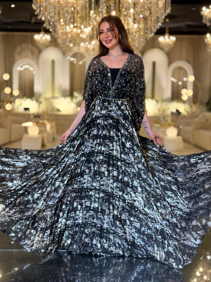 فستان سهرة فاخر تألقي بفستان سهرة ملكي أسود مزين بترتر لامع تصميم فاخر بلمعة فضية ساحرة