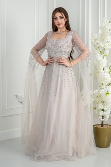 فستان سهرة لافندر فاتح يهمس بالرهافة والفخامة في آنٍ واحد. جزء علوي مطرّز بالخرز اللامع يلتقط الضوء برقة.