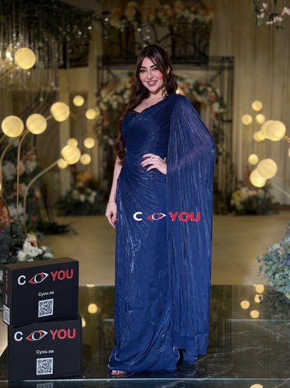 فستان سهرة ازرق كحلي لامع بقصة فاخرة.