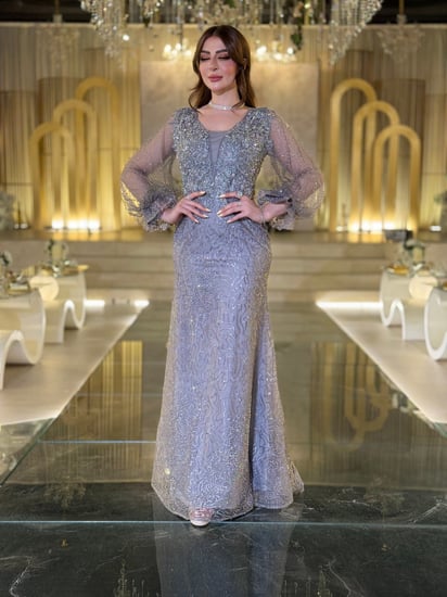 فستان سهرة فضي لامع بأكمام شفافة خيار مثالي للأعراس والسهرات الملكية