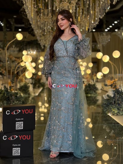 فستان سهرة تيفاني ثلجي مطرّز برقبة V وأكمام شفافة منفوشة مع درابيه جانبي.