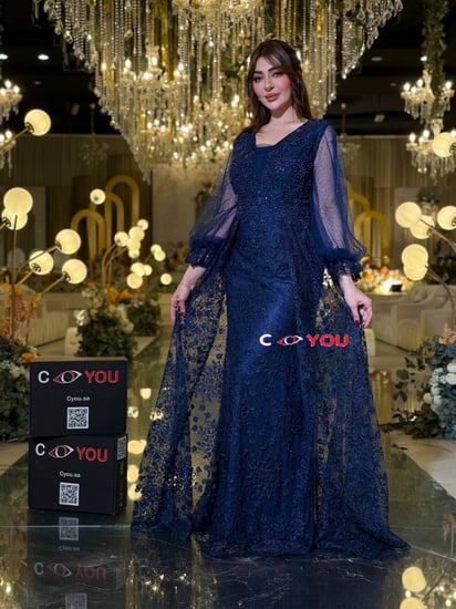 فستان سهرة يشري لحظاتك الراقية بإطلالة تخطف الأنظار مع هذا الفستان الكحلي الساحر من CYOU.