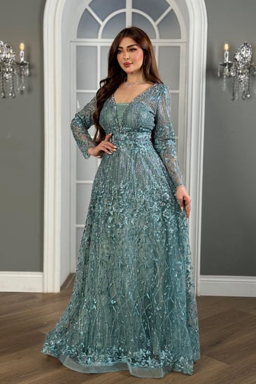 فستان سهرة بخيوط تركواز مرصع، يسرق كل الأنظار