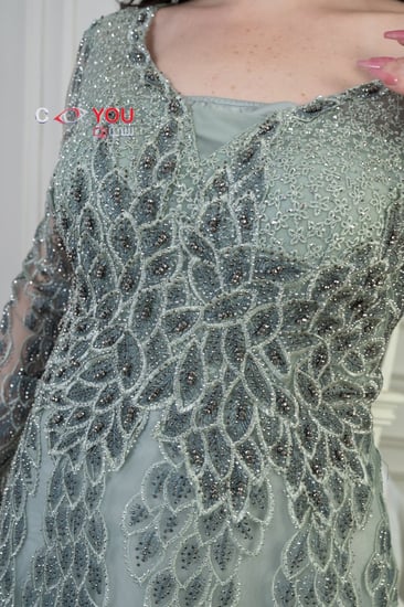 فستان سهره أخضر مطرز بأكمام طويلة وشفافة - تصميم ملكي فاخر