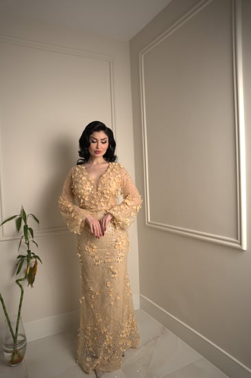 فستان سهرة ذهبي مطرز بالورود ثلاثية الأبعاد والترتر