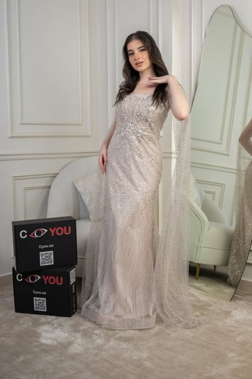 فستان سهرة فخامة شامبين مخمومة بلمعٍ رقيق؛ قصّة عمودية تُنحّت القوام وكاب مرصّع