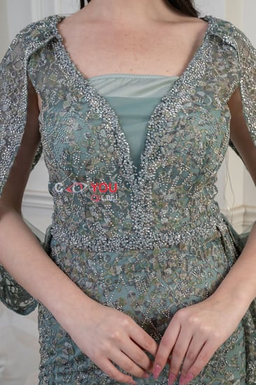 فستان سهرة اخضر فضي فاخر بتطريز لامع وقصة انسيابية تبرز الأنوثة