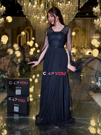 فستان سهرة تألقي بسحرٍ لا يُقاوم مع هذا الفستان الأسود الراقي