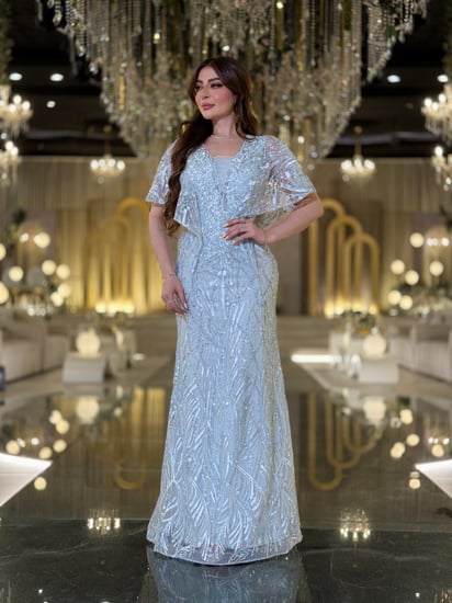 فستان سهرة سماوي لامع بطبقة كاب راقية تصميم يعانق القوام بانسيابية يبرز جمالك ويخطف الأنظار