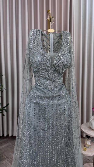 فستان سهرة Sage Green، مطرز ببريق ناعم يعكس الفخامة،أكمام شفافة تمنحك حضورًا أنيقًا ولمسة من السحر والجاذبية.