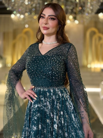 فستان سهرة سحر الزمرد لامع بأكمام شفافة وأناقة فاخرة