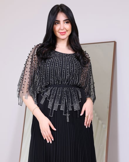 لقطة ل تفاضيل كاب شفاف لفستان سهرة أسود راقي للسهرة