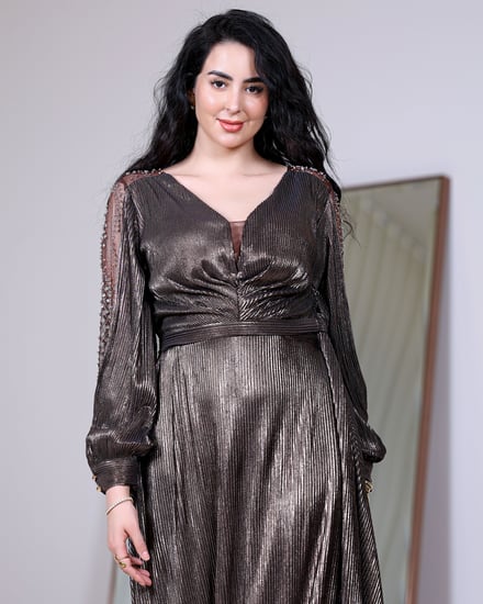 فستان سهرة معدني بتفاصيل فاخرة من أزياء سيدتي