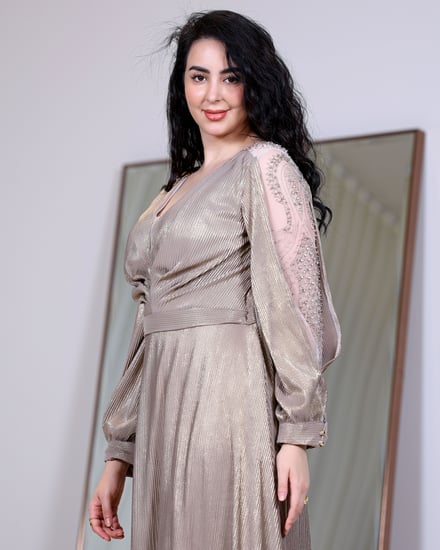 فستان سهرة معدني بتفاصيل فاخرة من أزياء سيدتي