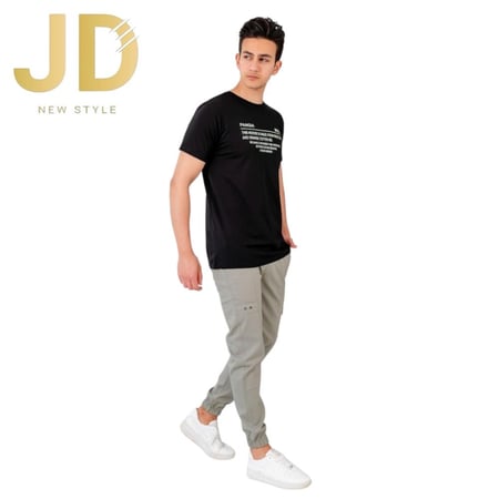 طقم شبابي تيشيرت أسود بطبعة مع بنطال كارغو رمادي فاتح من JD New Style