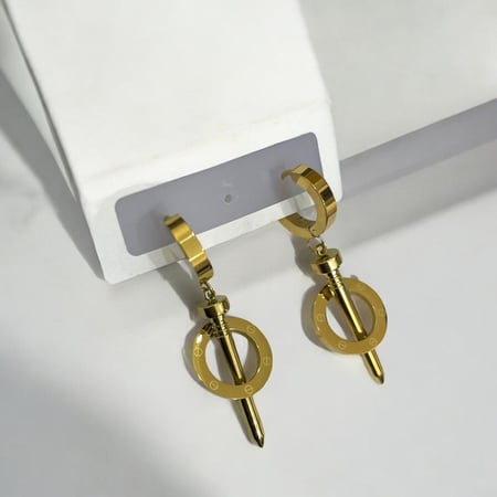 حلق ذهبي بتصميم مسمار داخل حلقة بستايل عصري مميز