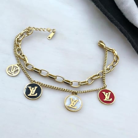 سوار ذهبي بتعليقات LV ملونة بتصميم مزدوج أنيق