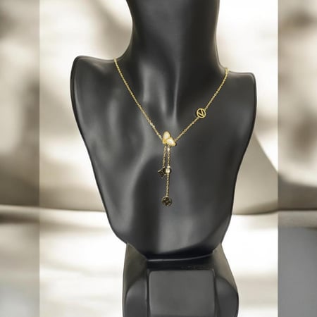 عقد ذهبي أنيق مزين بثلاث قلوب متدلية بتصميم رومانسي فاخر ولمسة أنثوية