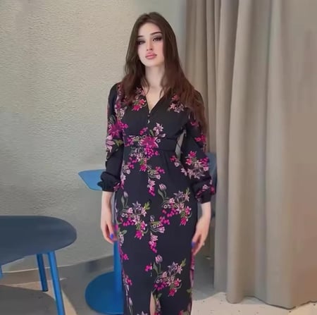فستان انيق بأكمام منفوخة ونقوش زهرية