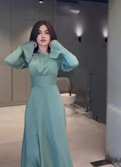 فستان طويل بأكمام طويله مع ياقه مكشكشه