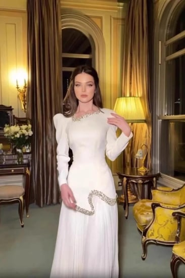 فستان انيق بقصه منحنيه وطيات راقيه