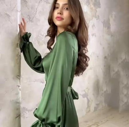 فستان ساتان ناعم انيق مع كشكشه