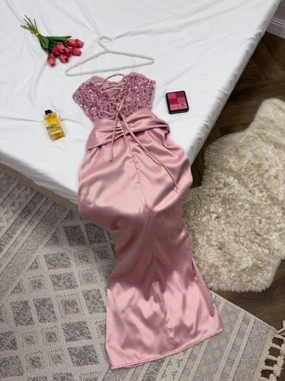 فستان وردي مطرز