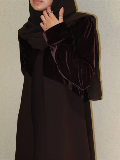 عباية فخمة بخامة مخمل  كريب ناعمة - متجر العنود