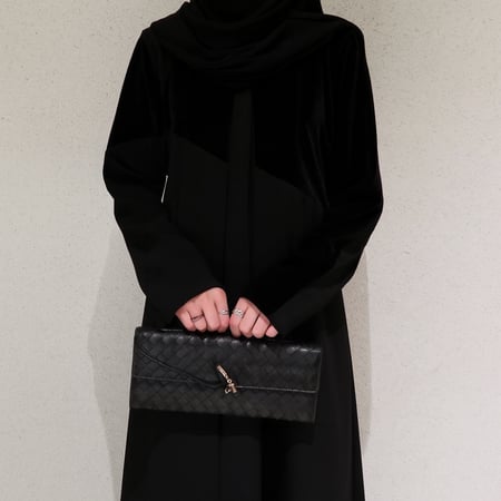 عباية فخمة بخامة مخمل  كريب ناعمة - متجر العنود