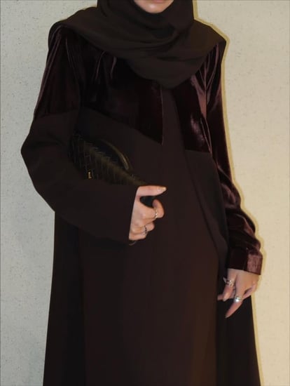 عباية فخمة بخامة مخمل  كريب ناعمة - متجر العنود