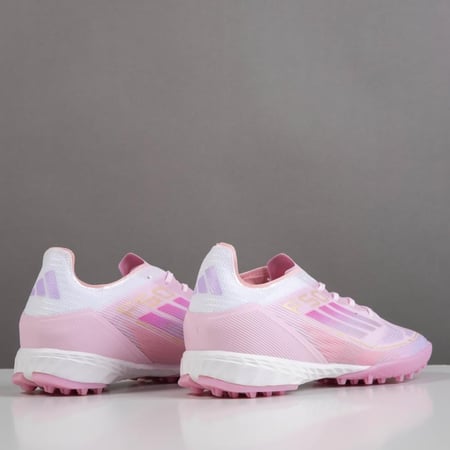 جزمة كرة قدم Adidas