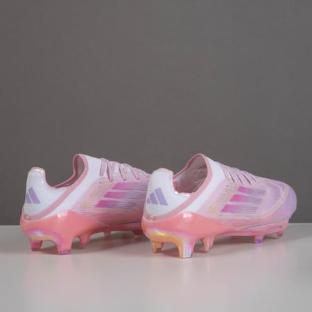 جزمة كرة قدم Adidas