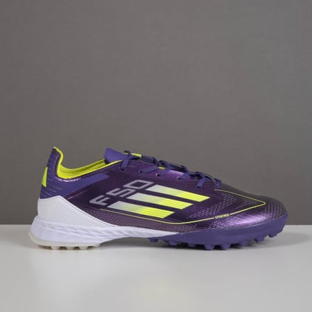 جزمة كرة قدم Adidas