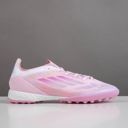 جزمة كرة قدم Adidas