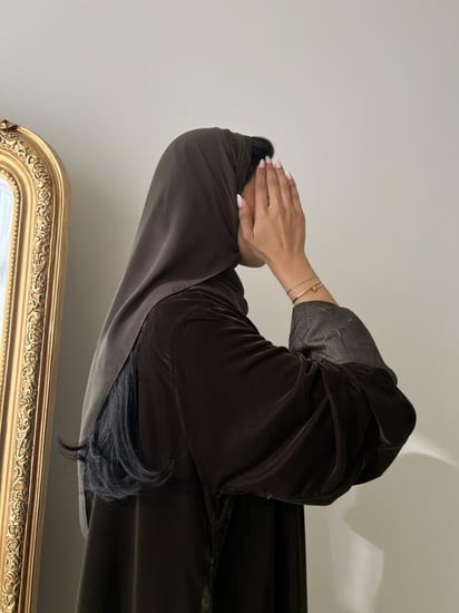 عباية مخمل كوري زيتي